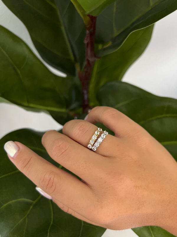 Anello Mezza Veretta Zirconi